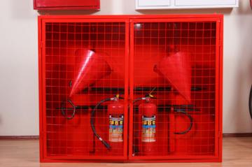 Пожарный щит закрытого типа для хранения противопожарного инвентаря